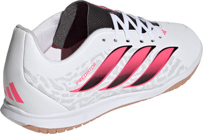 Bílá fotbalová obuv Adidas Predator s růžovými pruhy a nápisem Predator. Bílá fotbalová obuv Adidas Predator s růžovými pruhy a nápisem Predator.