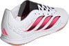 Bílá fotbalová obuv Adidas Predator s růžovými pruhy a nápisem Predator.