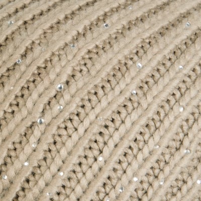 Beiger Strick mit diagonalem Muster und kleinen Glitzerpartikeln. Beiger Strick mit diagonalem Muster und kleinen Glitzerpartikeln.