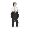 Junge in Skijacke und Hose mit Helm und Brille.