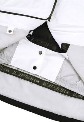 Detail einer weißen Jacke mit schwarzen Details und Logo. Detail einer weißen Jacke mit schwarzen Details und Logo.