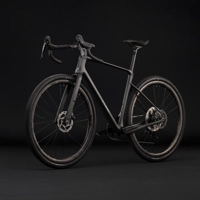Schwarzes Gravelbike mit Scheibenbremsen und breiten Reifen. Schwarzes Gravelbike mit Scheibenbremsen und breiten Reifen.