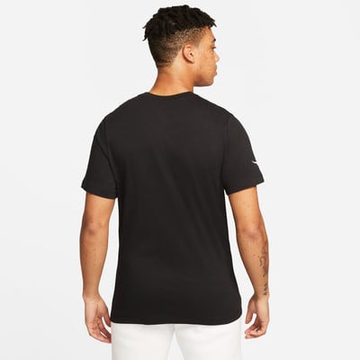 Ein Mann in einem schwarzen T-Shirt mit kurzen Ärmeln und weißem Logo auf dem Ärmel. Ein Mann in einem schwarzen T-Shirt mit kurzen Ärmeln und weißem Logo auf dem Ärmel.