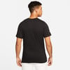 Ein Mann in einem schwarzen T-Shirt mit kurzen Ärmeln und weißem Logo auf dem Ärmel.