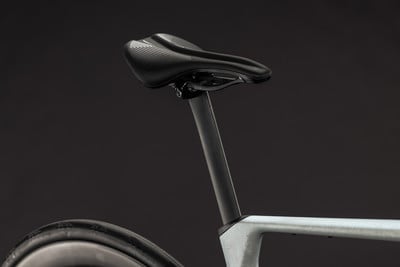 Ein Fahrradsattel auf einer Sattelstütze vor dunklem Hintergrund. Ein Fahrradsattel auf einer Sattelstütze vor dunklem Hintergrund.