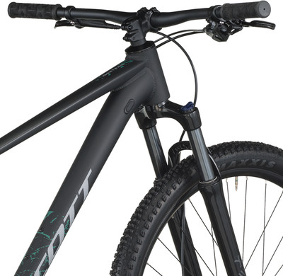 Schwarzes Mountainbike mit Federung und Scott-Logo auf dem Rahmen.