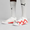 Weiße Fußballschuhe mit roten Details und Puma-Logo.