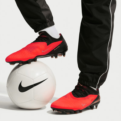 Zwei Nike Phantom Fußballschuhe auf einem weißen Ball.