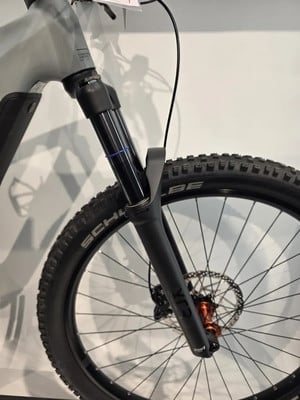 Vorderradgabel und Rad eines Mountainbikes mit Scheibenbremse. Vorderradgabel und Rad eines Mountainbikes mit Scheibenbremse.