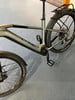 Silbernes Mountainbike mit Schutzblechen und Gepäckträger auf Teppich.