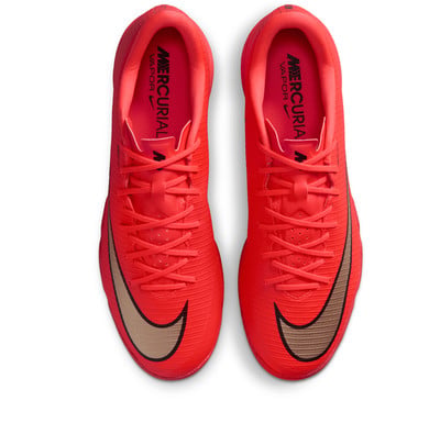 Červené futbalové kopačky s logom Nike a zlatým detailom. Červené futbalové kopačky s logom Nike a zlatým detailom.