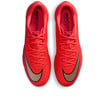 Červené futbalové kopačky s logom Nike a zlatým detailom.