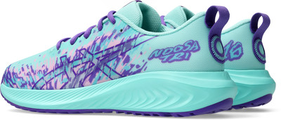 Türkise Laufschuhe mit violetter Graffiti-Aufschrift und Schnürsenkeln. Türkise Laufschuhe mit violetter Graffiti-Aufschrift und Schnürsenkeln.