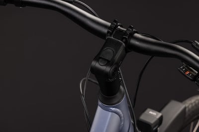 Detailansicht des Fahrradlenkers und Vorbaus mit verstellbarem Winkel.