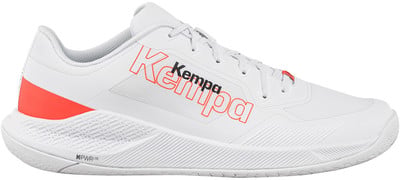 Weißer Kempa Sportschuh mit orangefarbenen Akzenten und Logo. Weißer Kempa Sportschuh mit orangefarbenen Akzenten und Logo.