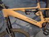 Braunes Mountainbike mit Federung und Merida-Logo auf dem Rahmen.