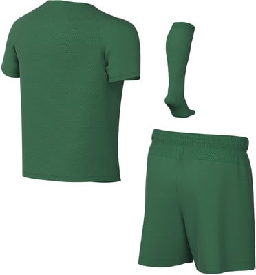 Sportbekleidung-Set: grünes T-Shirt, Shorts und Socken. Sportbekleidung-Set: grünes T-Shirt, Shorts und Socken.