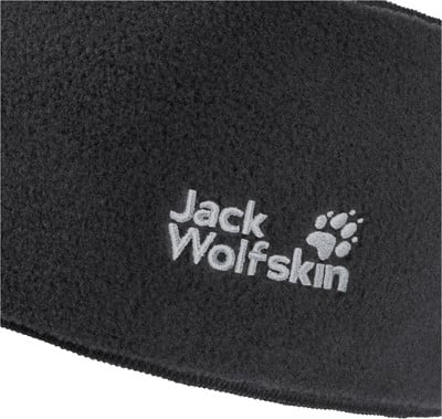 Detail des Jack Wolfskin Logos auf schwarzem Fleecematerial. Detail des Jack Wolfskin Logos auf schwarzem Fleecematerial.