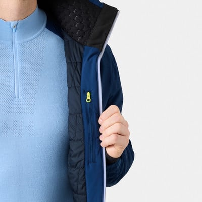 Ein Mann in einer blauen Jacke mit offenem Reißverschluss auf der Brust. Ein Mann in einer blauen Jacke mit offenem Reißverschluss auf der Brust.