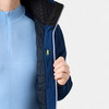 Ein Mann in einer blauen Jacke mit offenem Reißverschluss auf der Brust.