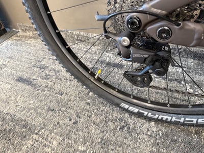 Shimano Deore Schaltwerk an einem Mountainbike. Shimano Deore Schaltwerk an einem Mountainbike.