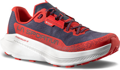 Ein rot-blauer La Sportiva Prodigio 2 Laufschuh mit Gore-Tex-Technologie. Ein rot-blauer La Sportiva Prodigio 2 Laufschuh mit Gore-Tex-Technologie.