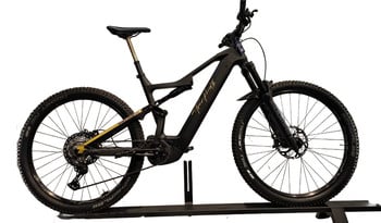 Schwarzes E-Bike mit Federung und goldenen Details auf weißem Hintergrund.