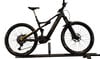 Schwarzes E-Bike mit Federung und goldenen Details auf weißem Hintergrund.