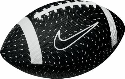 Ein schwarzer Football mit vielen kleinen Nike-Logos und einem großen Nike-Logo. Ein schwarzer Football mit vielen kleinen Nike-Logos und einem großen Nike-Logo.