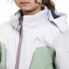 Das Mädchen trägt eine weiße Jacke mit Pastellakzenten und einem Pinguin-Anhänger.