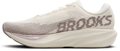 Ein beiger Brooks-Laufschuh mit lila Logo und Streifenmuster. Ein beiger Brooks-Laufschuh mit lila Logo und Streifenmuster.
