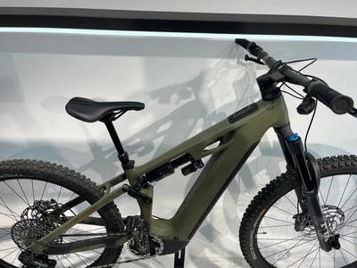 Grünes Mountain-E-Bike mit Federung und Scheibenbremsen. Grünes Mountain-E-Bike mit Federung und Scheibenbremsen.