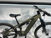 Grünes Mountain-E-Bike mit Federung und Scheibenbremsen.
