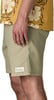 Ein Mann in einem gemusterten Hemd und Cordhose mit Patagonia-Logo.