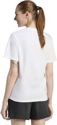 Eine Frau in einem weißen T-Shirt und schwarzen Shorts mit einem Schmetterlingstattoo.