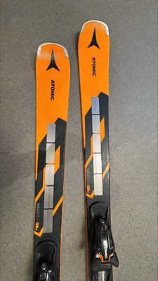 Draufsicht auf orangefarbene Atomic-Ski mit schwarzen und silbernen Details.