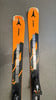 Draufsicht auf orangefarbene Atomic-Ski mit schwarzen und silbernen Details.