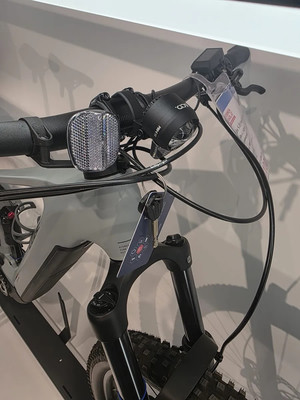 Vorderlicht und Tachometer am Lenker eines Mountainbikes. Vorderlicht und Tachometer am Lenker eines Mountainbikes.