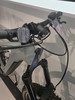 Vorderlicht und Tachometer am Lenker eines Mountainbikes.