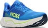 Blauer Hoka Laufschuh mit auffälligem Logo und Dämpfung für maximalen Komfort.