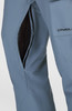 Blaue Hose mit sichtbarer Netzbelüftung an der Seite.
