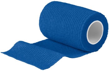 Ein blauer elastischer Verband ist abgerollt und liegt auf weißem Hintergrund.