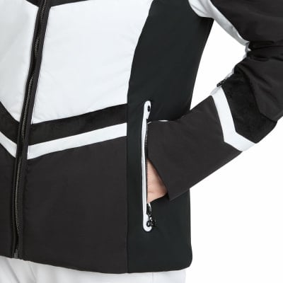 Detail einer Jacke mit schwarzen und weißen Streifen und Reißverschlusstasche.