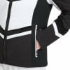 Detail einer Jacke mit schwarzen und weißen Streifen und Reißverschlusstasche.