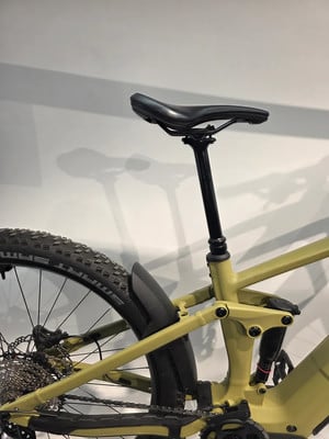 Die Rückseite eines grünen Mountainbikes mit Sattel und Dämpfer. Die Rückseite eines grünen Mountainbikes mit Sattel und Dämpfer.