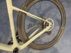 Hellgrünes Fahrradheck mit Kette und Scheibenbremse.