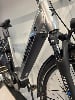 Nahaufnahme eines E-Bikes mit X-FACT-Logo am Rahmen und Federgabel.