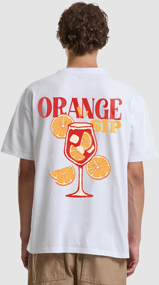 Mann trägt weißes T-Shirt mit Aufdruck eines Glases mit Getränk und Orangen.