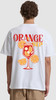 Mann trägt weißes T-Shirt mit Aufdruck eines Glases mit Getränk und Orangen.