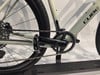 Detail eines Fahrradhecks mit Kettenblatt und Kette.
